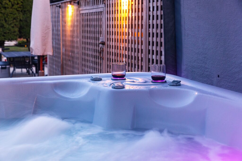Hot tub with two glasses of wine