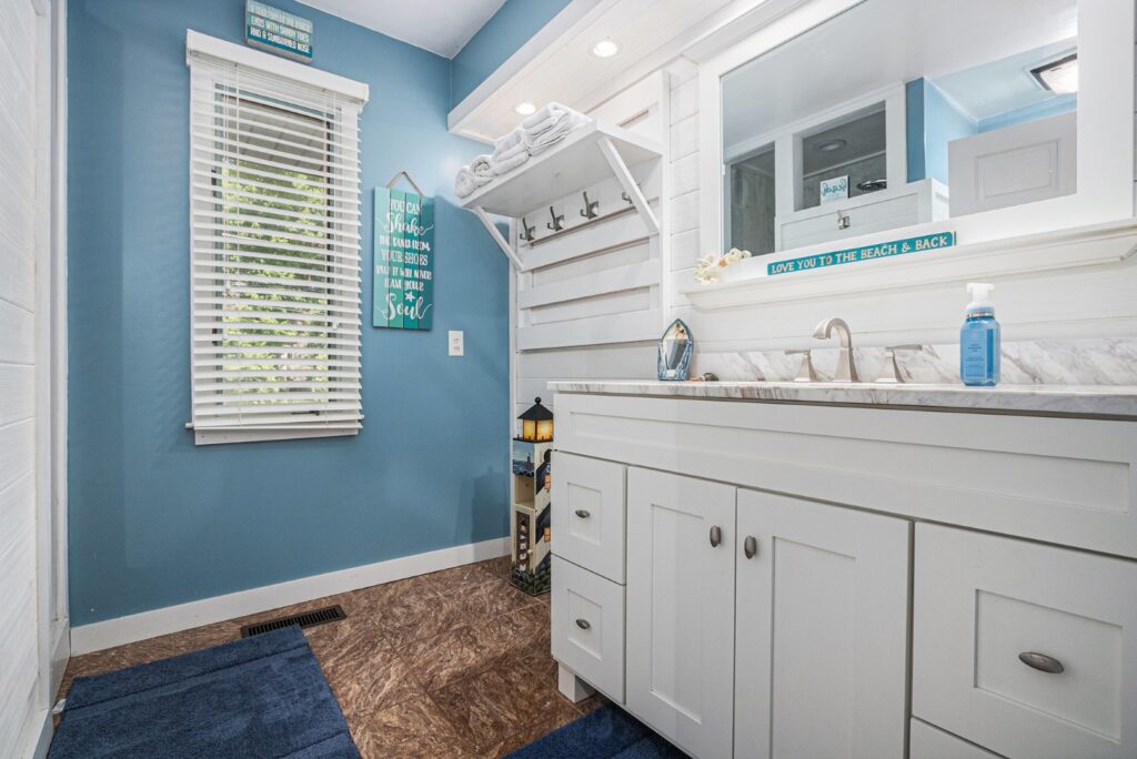 Coastal themed blue and white bathroom interior